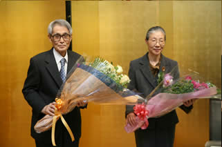 Dr. Hirotugu Akaike and Mrs. Mituko Akaike were presented the flowers