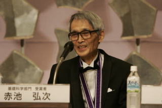 Dr. Akaike answered to reporters' questions.(copyright : Inamori Foundation 2006)