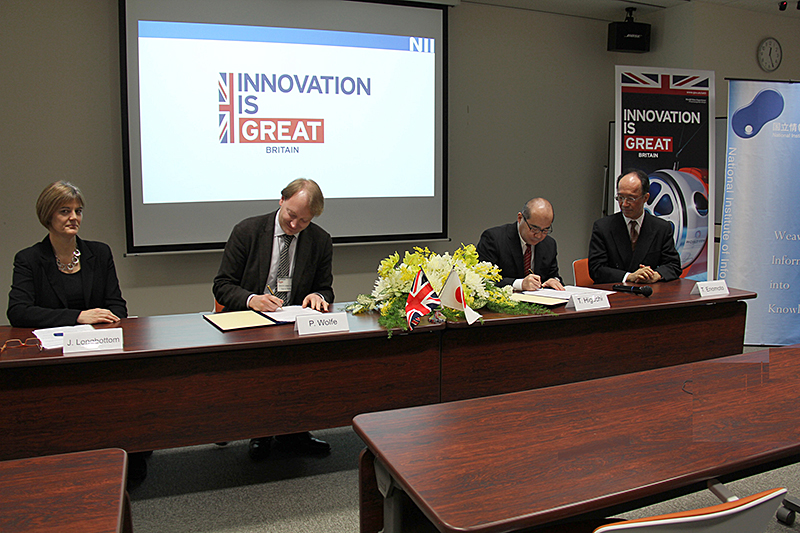 Signing Ceremony (Left:Ms. Longbottom, Deputy Head of Mission, British Embassy Tokyo Right: Mr. Enomoto, Information Division of the MEXT of Japan)