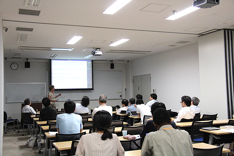 Prof. Marie Huskovaによる講演の様子