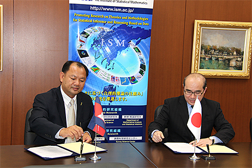 Prof. Sokh Heng (from Cambodia) and Prof. Higuchi signing the MOU.