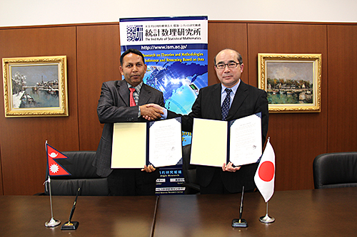 Assoc. Prof. Bir Bahadur Khanal Chhetri (form Nepal) and Prof. Higuchi shaking their hands with the MOU.