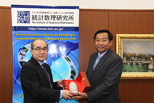 Mr. Chheng Kimsun, Direcotr of the Forestry Administration of Cambodia presents the souvenir to Prof. Higuchi.