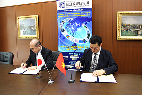 A signing ceremony (Nguyen Nghia Bien, Director-General of FIPI of Vietnam visited to ISM. Prof. Higuchi, Director-General) 