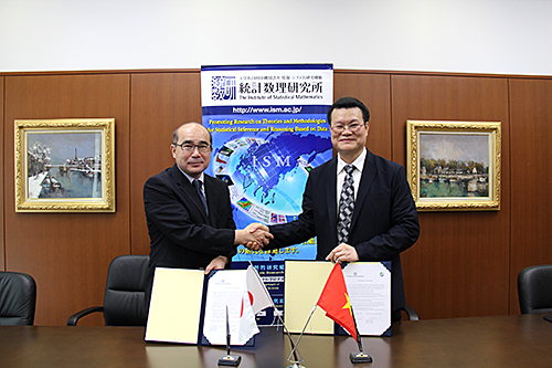 A signing ceremony (Nguyen Nghia Bien, Director-General of FIPI of Vietnam visited to ISM. Prof. Higuchi, Director-General)