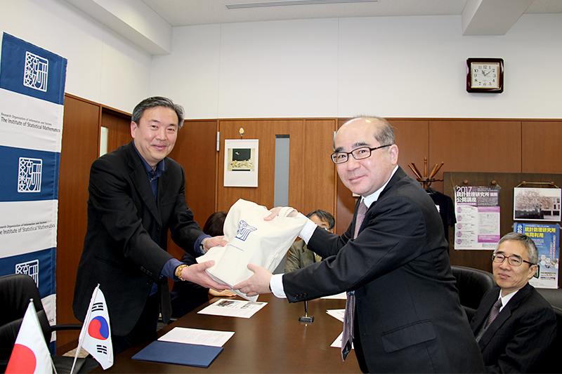 Prof. Higuchi presented some souvenir of ISM to Prof. Gihong Yi