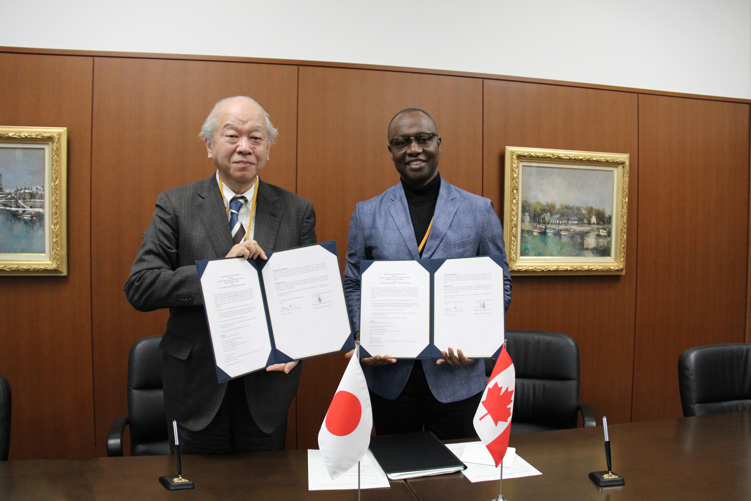 Prof. Tsubaki, Director-General and Dr. Asante (from Canada) signed the MOU.